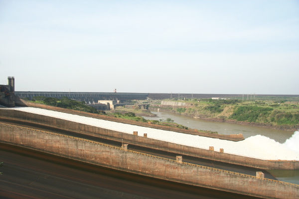 Panoramisch uitzicht op de Itaipu dam.