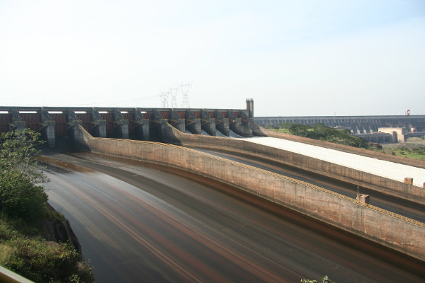 Panoramisch uitzicht op de Itaipu dam.