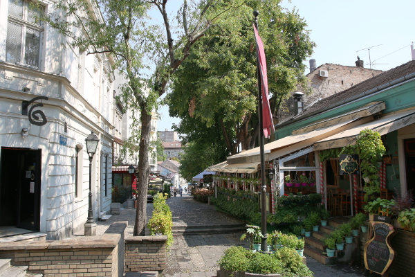 Skardarska een gezellige straat met restaurants in Belgrado..