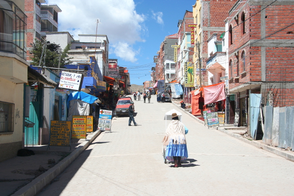 De toeristische straat in Copacabana.