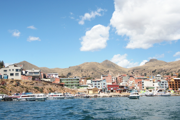 Uitzicht vanaf Lake Titicaca op Copacabana.