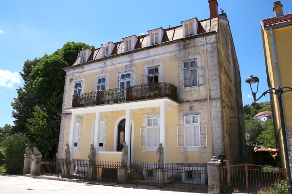 Historisch gebouw in Cetinje.