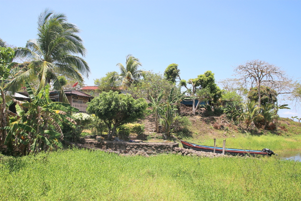 One of the traditional islands which you can visit by boat from Mancarrón.